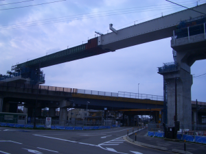 御経塚踏切南側よりみた国道8号と北陸新幹線高架二日市橋梁