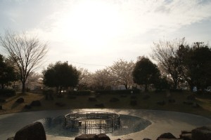 御経塚 泉の広場