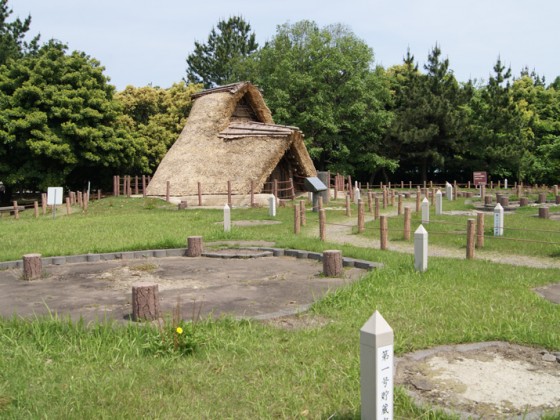 御経塚遺跡 縄文時代竪穴式住居の復元住居
