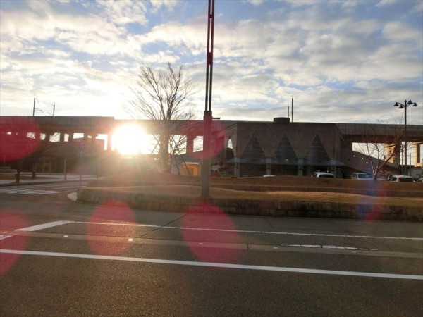 新幹線高架橋橋脚間に顔をのぞかせた朝陽