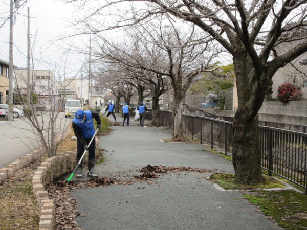 御経塚まちづくり会 3月15日 馬場川緑道・緑地・花壇の清掃と除草