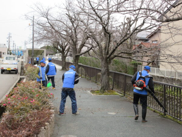 御経塚まちづくり会 3月15日 馬場川緑道・緑地・花壇の清掃と除草