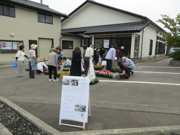 御経塚まちづくり会 4月20日 花苗無料配布