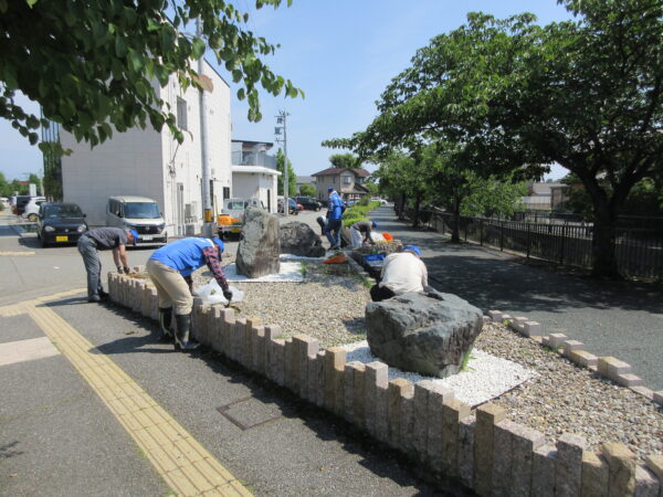 御経塚まちづくり会 6月21日 馬場川緑道の花苗植え/塚越山(経塚の祠)除草